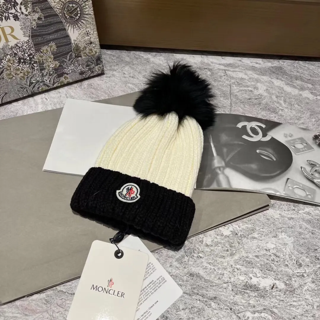 Special batch of 90 Moncler muffled color-blocked knitted hats, paired with fox fur balls, high-end yet cute, looks great with sweater jackets in autumn and winter❤️