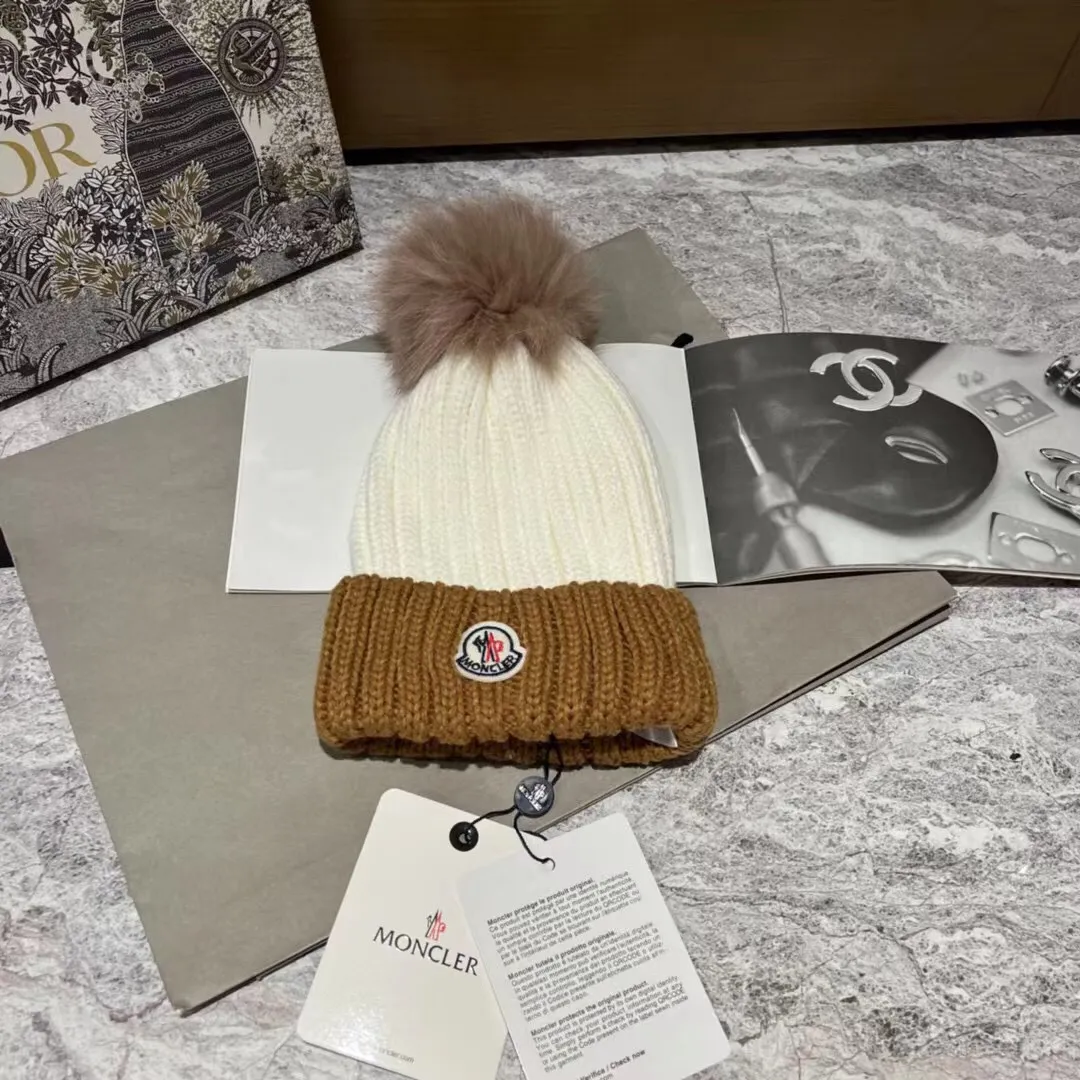 Special batch of 90 Moncler muffled color-blocked knitted hats, paired with fox fur balls, high-end yet cute, looks great with sweater jackets in autumn and winter❤️