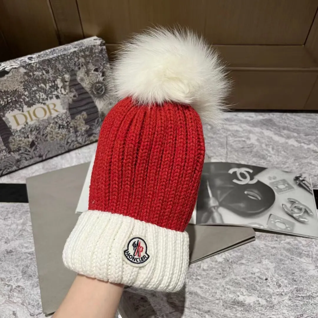 Special batch of 90 Moncler muffled color-blocked knitted hats, paired with fox fur balls, high-end yet cute, looks great with sweater jackets in autumn and winter❤️