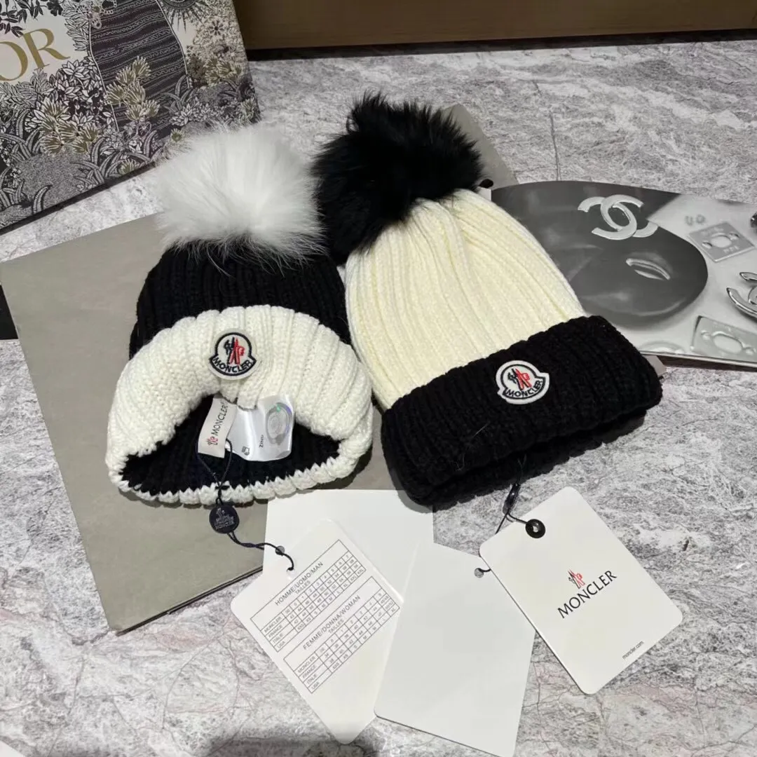 Special batch of 90 Moncler muffled color-blocked knitted hats, paired with fox fur balls, high-end yet cute, looks great with sweater jackets in autumn and winter❤️