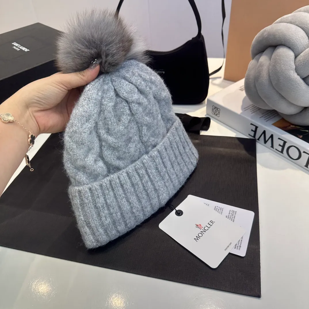 P90 Moncler👒high-end genuine exclusive style, hemp flower knitted hat, made of selected wool, skin-friendly and super soft‼ ️Paired with fox fur balls, it is very age-reducing‼ ️Complete trademark hangtags