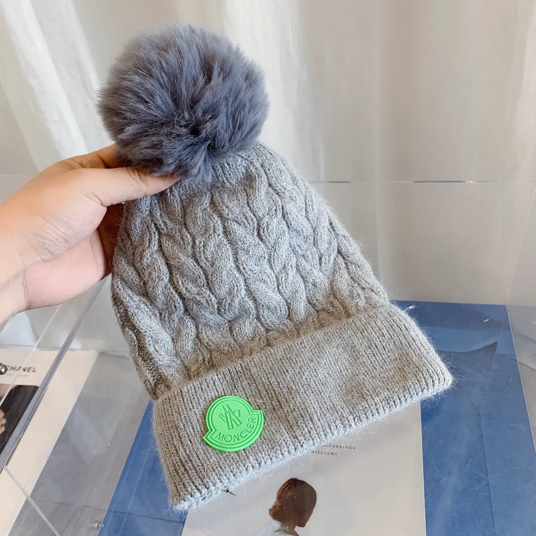 P70, the latest knitted hat from Moncler's official website, a replica of the original one from the official website. Very soft and skin-friendly, very elastic. It has texture and is very versatile. It is a cashmere woolen hat with velvet inside to keep warm. One size fits all and elastic. It is unisex and can be worn by any head size. Really recommended.