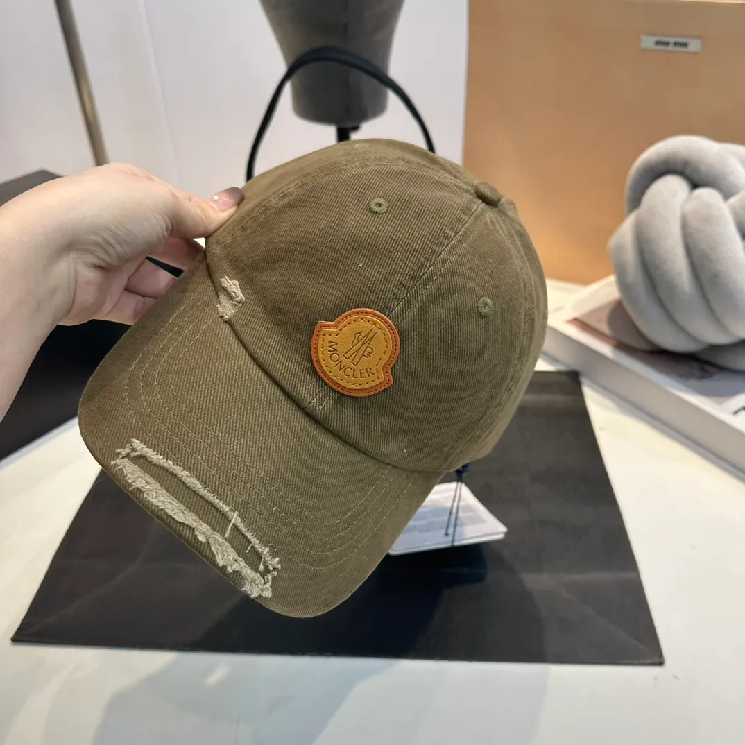 P60 MONCLER autumn and winter ripped baseball cap, suitable for young and fashionable people. It has a strong visual effect, good-looking and high-quality!