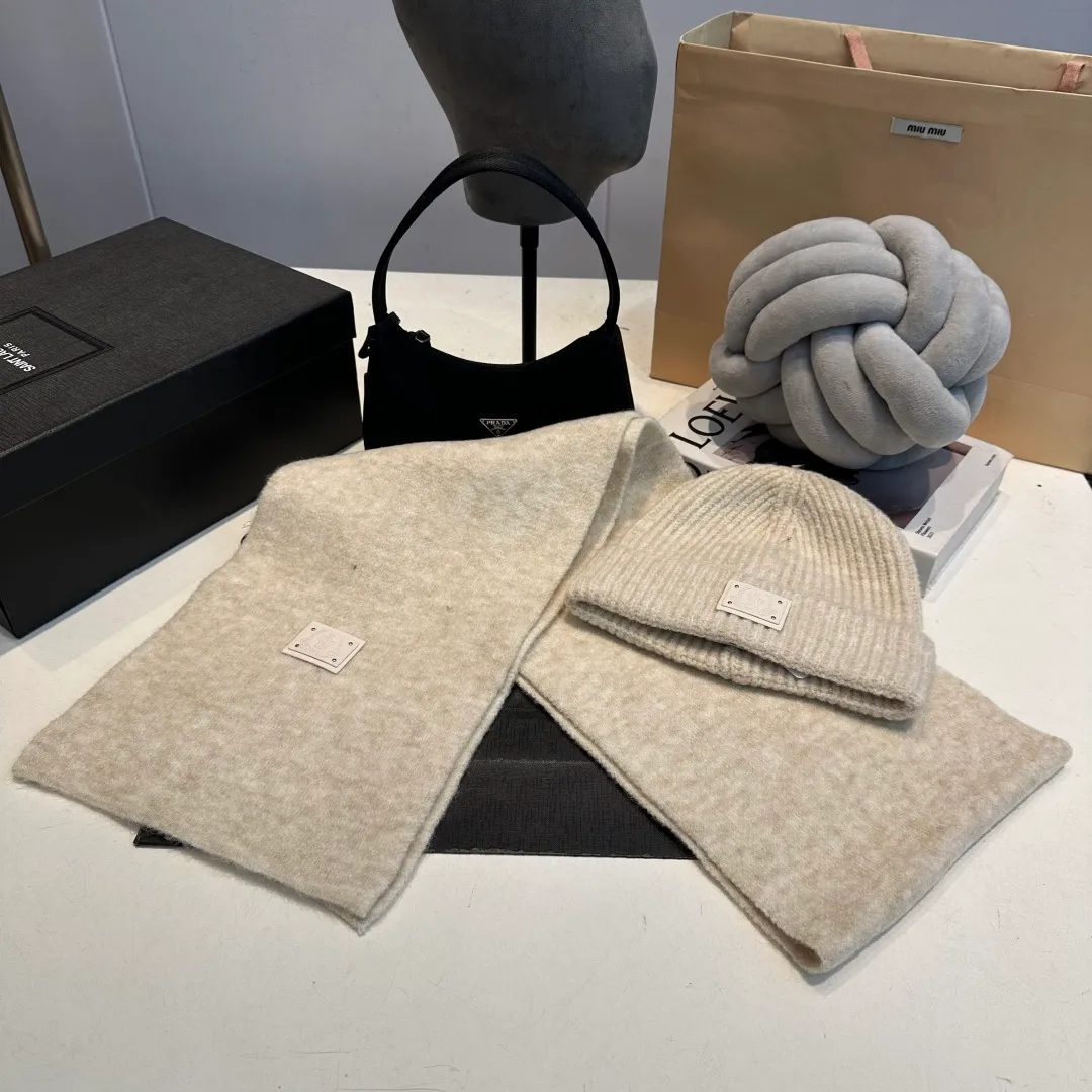 P140 Moncler muzzle suit 2025 autumn and winter style cuffed wool knitted beanie High quality customization! This must be my favorite of minimalism. It is clean, neat, fashionable and versatile, and will definitely not be picky about your face shape! A fashionable classic that lasts forever! Both men and women are welcome!