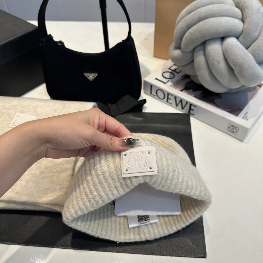 P140 Moncler muzzle suit 2025 autumn and winter style cuffed wool knitted beanie High quality customization! This must be my favorite of minimalism. It is clean, neat, fashionable and versatile, and will definitely not be picky about your face shape! A fashionable classic that lasts forever! Both men and women are welcome!