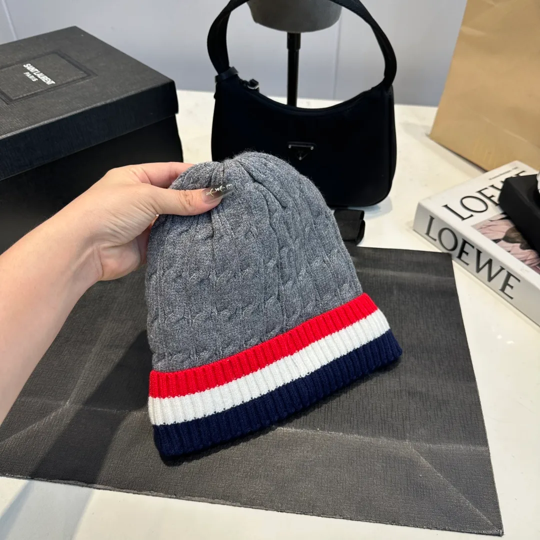 p50 Moncler's new wool beanie is furry on the head. It is warm and comfortable. It is the best partner in winter when paired with a coat or a down jacket.