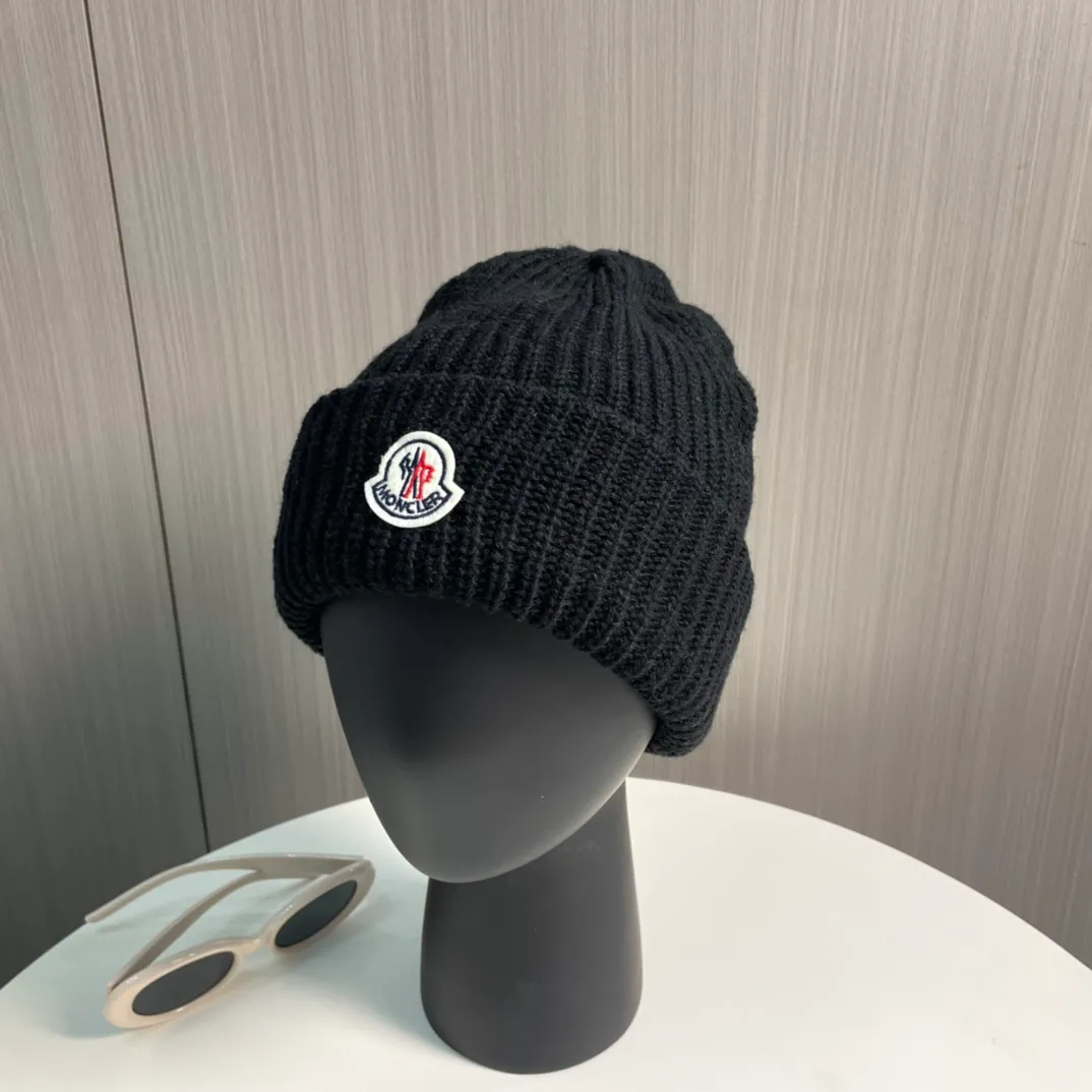 P76 Moncler 2024 early autumn and winter classic knitted hat, original replica. Very soft and skin-friendly, very elastic 💓 Textured and very versatile style ~ Warm cashmere woolen hat, one size fits all and elastic ~ Unisex, can be worn by any head circumference. Super quality, highly recommended