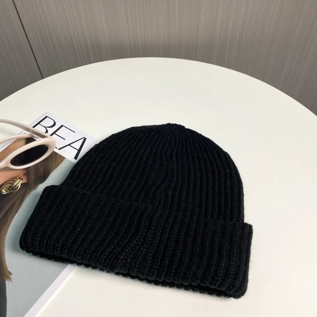 P76 Moncler 2024 early autumn and winter classic knitted hat, original replica. Very soft and skin-friendly, very elastic 💓 Textured and very versatile style ~ Warm cashmere woolen hat, one size fits all and elastic ~ Unisex, can be worn by any head circumference. Super quality, highly recommended