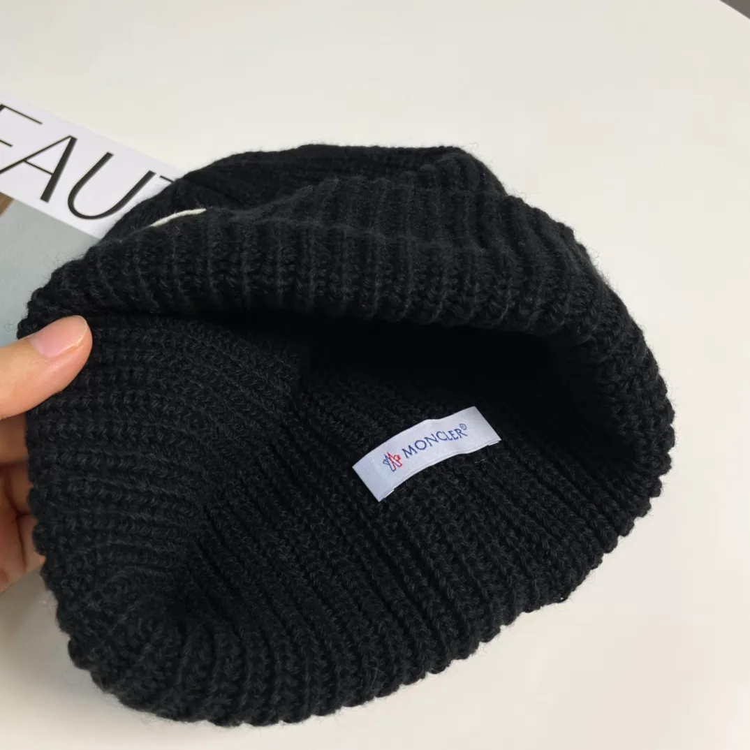 P76 Moncler 2024 early autumn and winter classic knitted hat, original replica. Very soft and skin-friendly, very elastic 💓 Textured and very versatile style ~ Warm cashmere woolen hat, one size fits all and elastic ~ Unisex, can be worn by any head circumference. Super quality, highly recommended