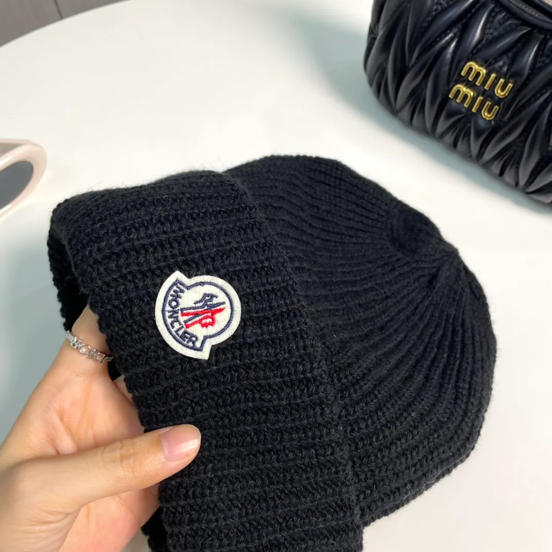 P76 Moncler 2024 early autumn and winter classic knitted hat, original replica. Very soft and skin-friendly, very elastic 💓 Textured and very versatile style ~ Warm cashmere woolen hat, one size fits all and elastic ~ Unisex, can be worn by any head circumference. Super quality, highly recommended