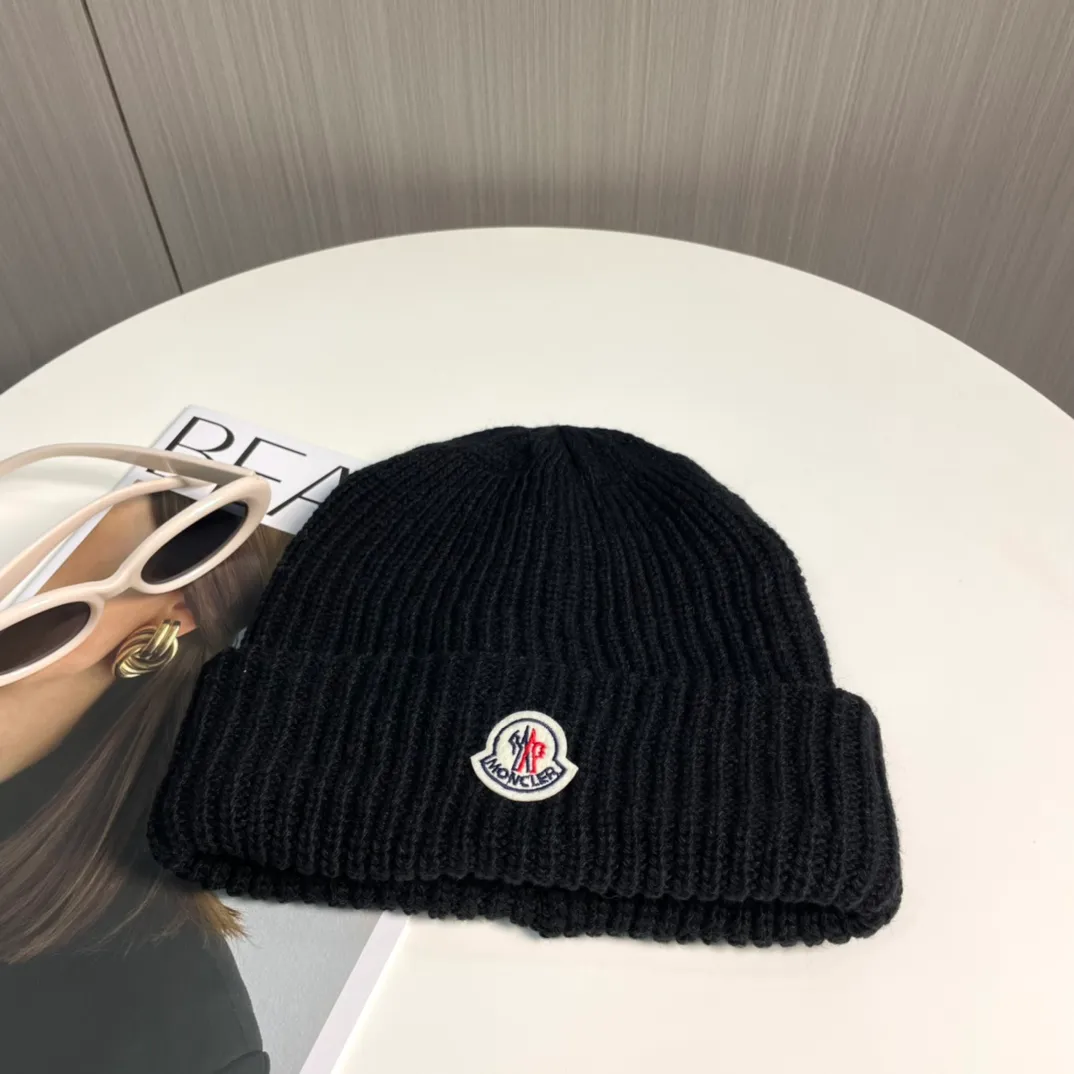 P76 Moncler 2024 early autumn and winter classic knitted hat, original replica. Very soft and skin-friendly, very elastic 💓 Textured and very versatile style ~ Warm cashmere woolen hat, one size fits all and elastic ~ Unisex, can be worn by any head circumference. Super quality, highly recommended