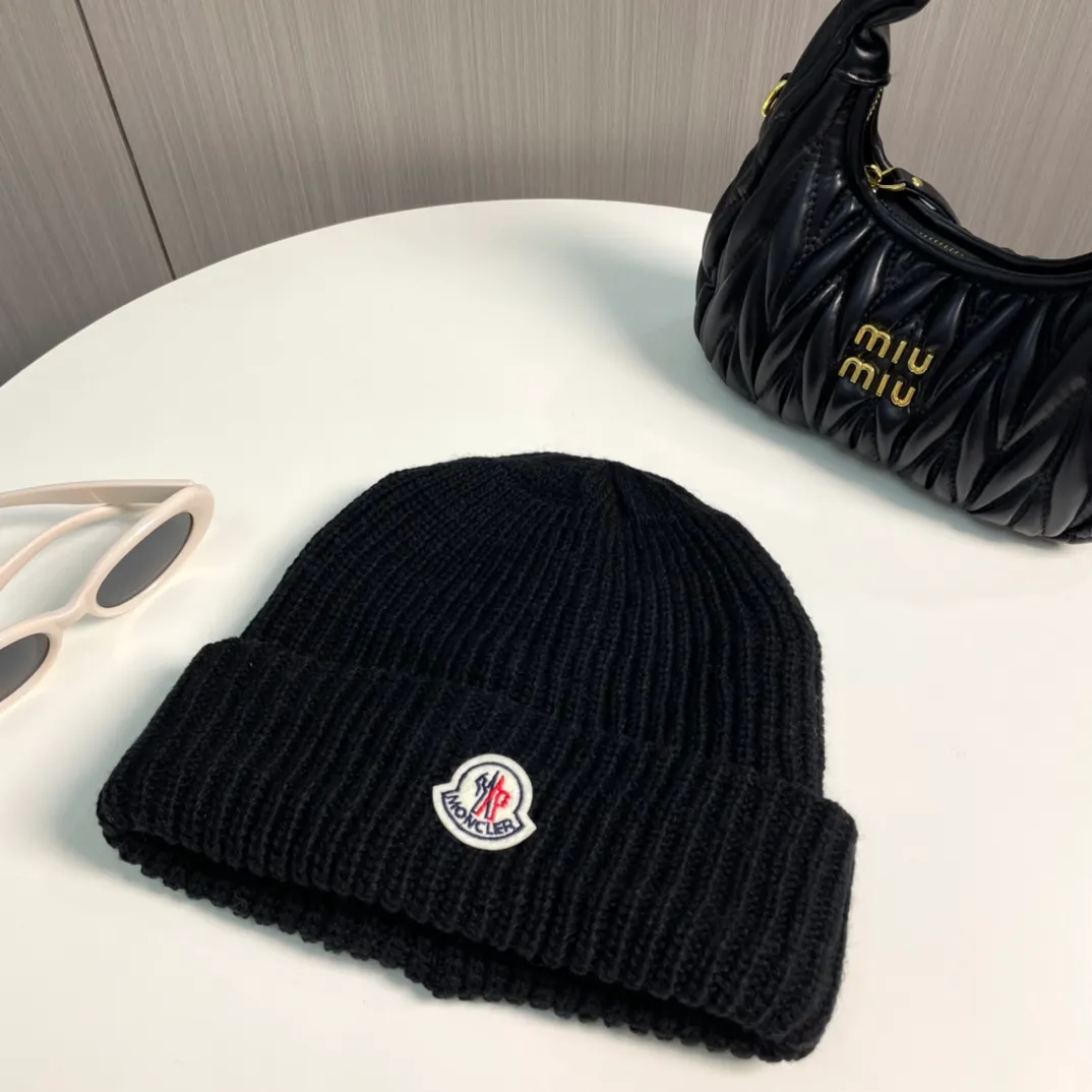 P76 Moncler 2024 early autumn and winter classic knitted hat, original replica. Very soft and skin-friendly, very elastic 💓 Textured and very versatile style ~ Warm cashmere woolen hat, one size fits all and elastic ~ Unisex, can be worn by any head circumference. Super quality, highly recommended