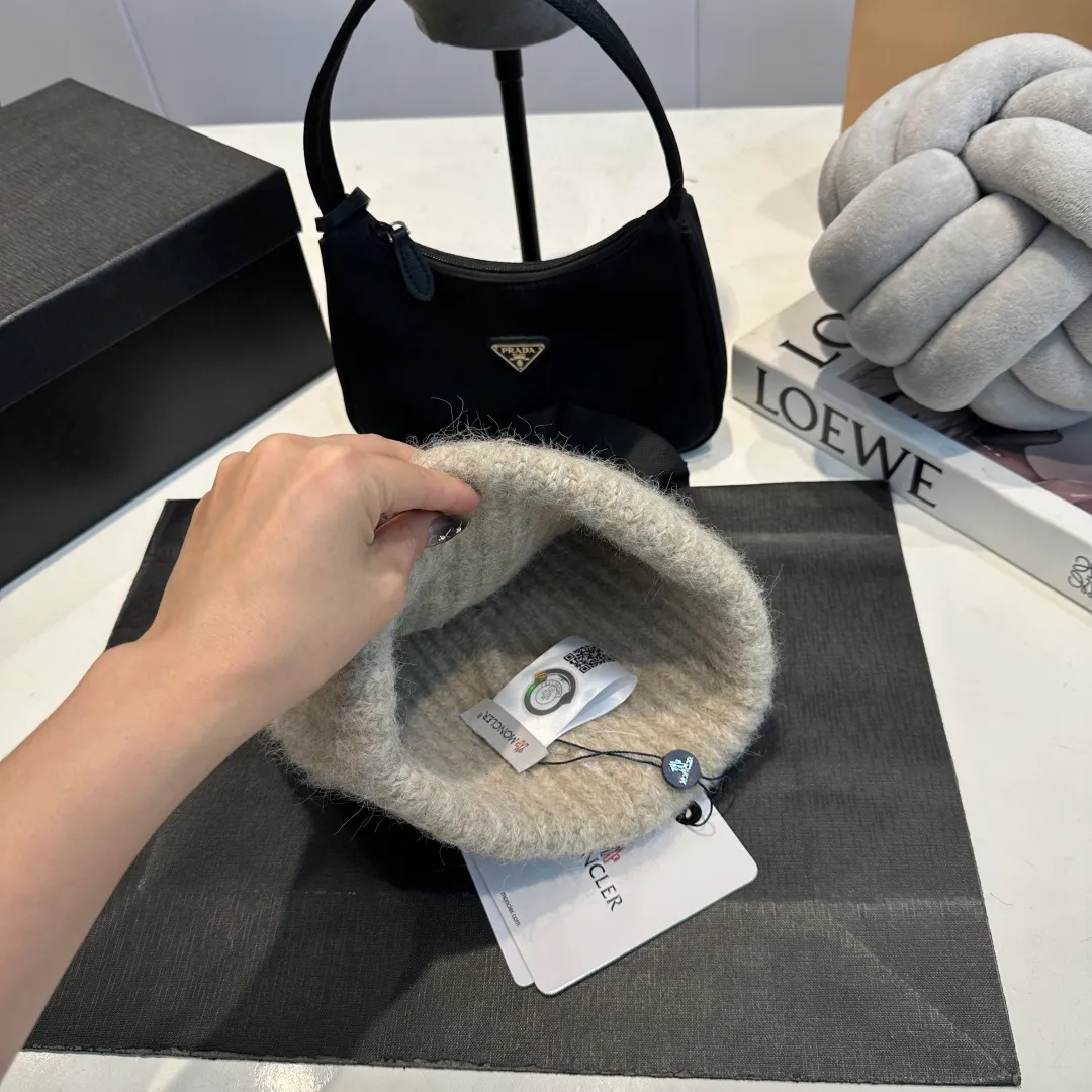 P56 MONCLER 🎩 wool knitted beanie, good quality, high-end, super soft! Super hot💖The texture is great and it’s great to match when out on the street! Fashion trends! A must-have item for winter, the same style for men and women, get it now!