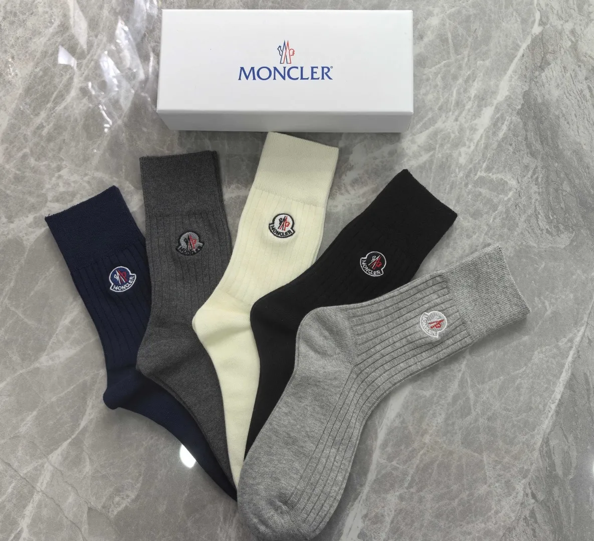 Special P100💛 Comes with counter packaging MONCLER’s latest cashmere embroidered mid-length pile socks! Five pairs in a box, synchronized tube socks at the counter, 💛 big brands are out, a must-have for fashionistas 🔥 super easy to match