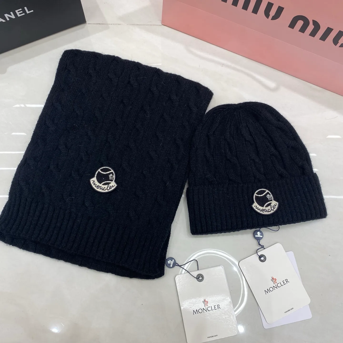 Moncler cashmere suit: scarf 🧣/cashmere knitted hat