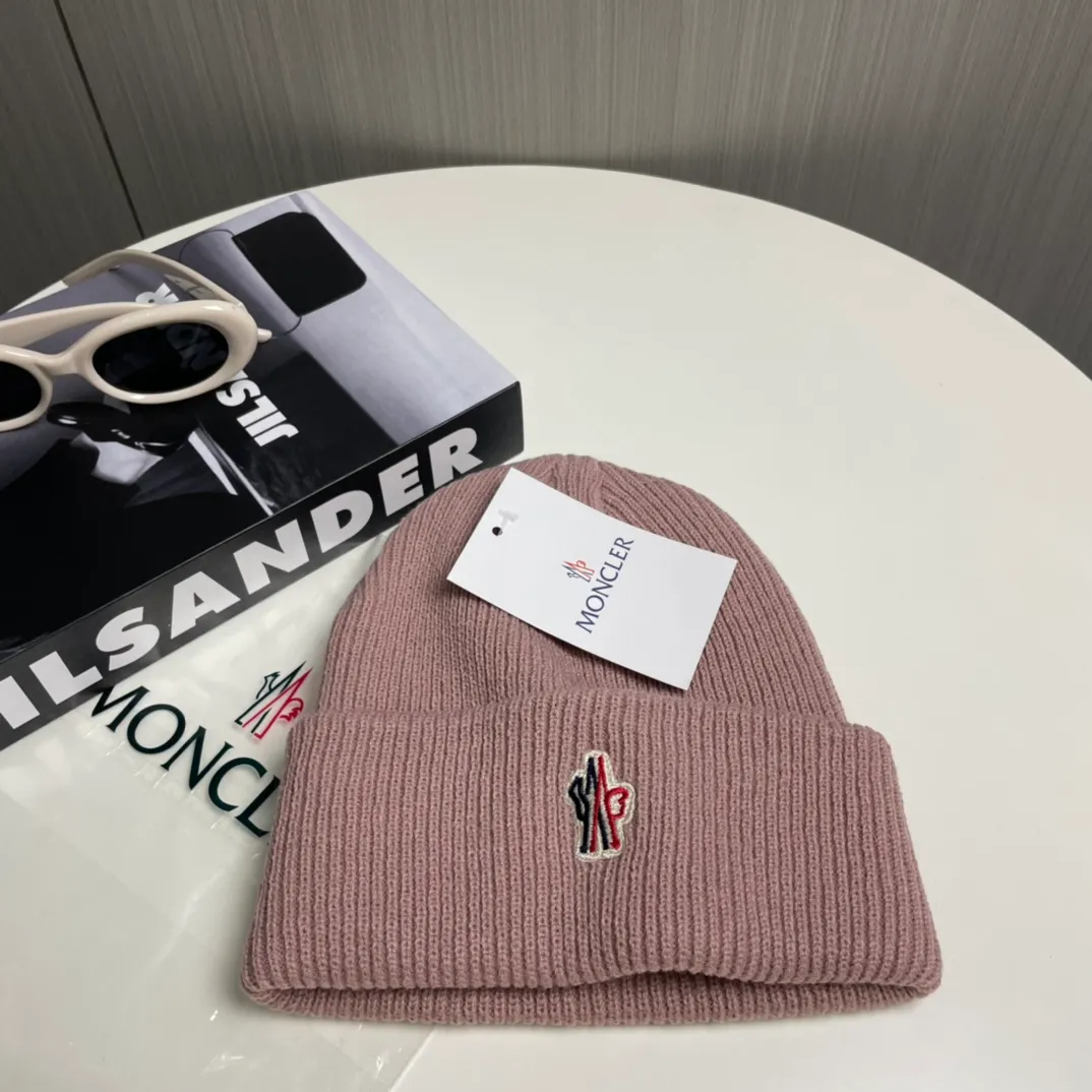 P50💰 Comes with dust bag Moncler💥 Official website classic knitted hat, original replica. Very soft and skin-friendly, very elastic 💓 Textured and very versatile style ~ Warm cashmere woolen hat, one size fits all and elastic ~ Unisex, can be worn by any head size. Super quality, highly recommended