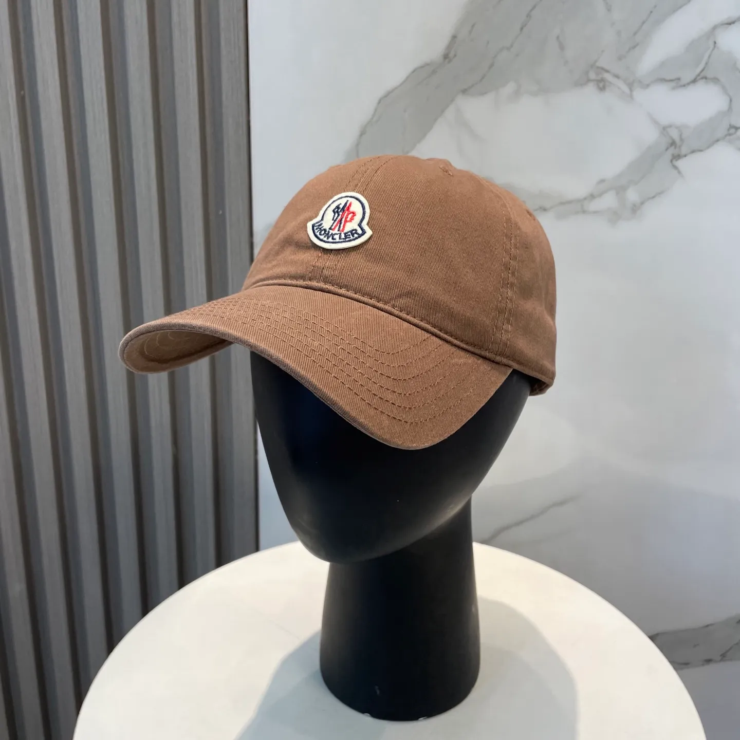 P50 MONCLER new baseball cap, a fashionable street item with a very good style, a favorite among Internet celebrities and fashion bloggers! High quality, comfortable and breathable, concave shape looks good