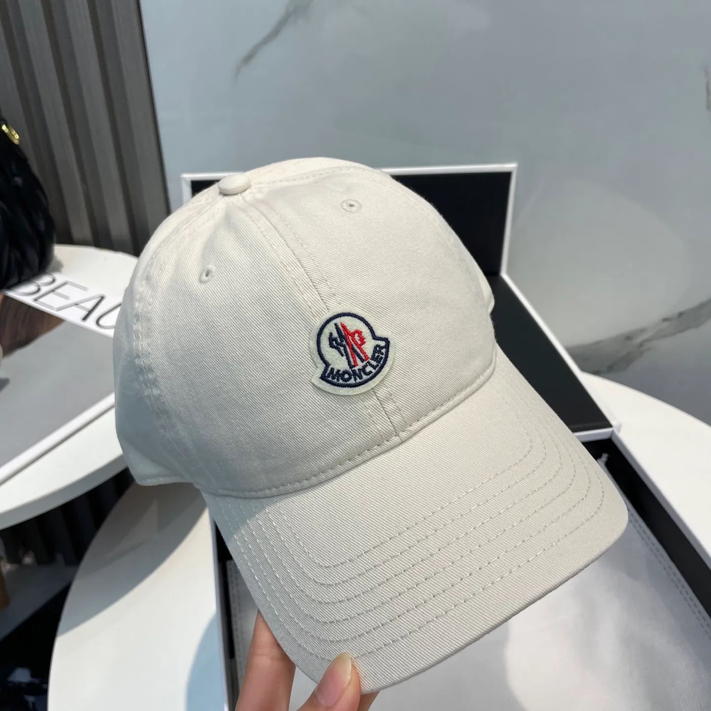 P50 MONCLER new baseball cap, a fashionable street item with a very good style, a favorite among Internet celebrities and fashion bloggers! High quality, comfortable and breathable, concave shape looks good