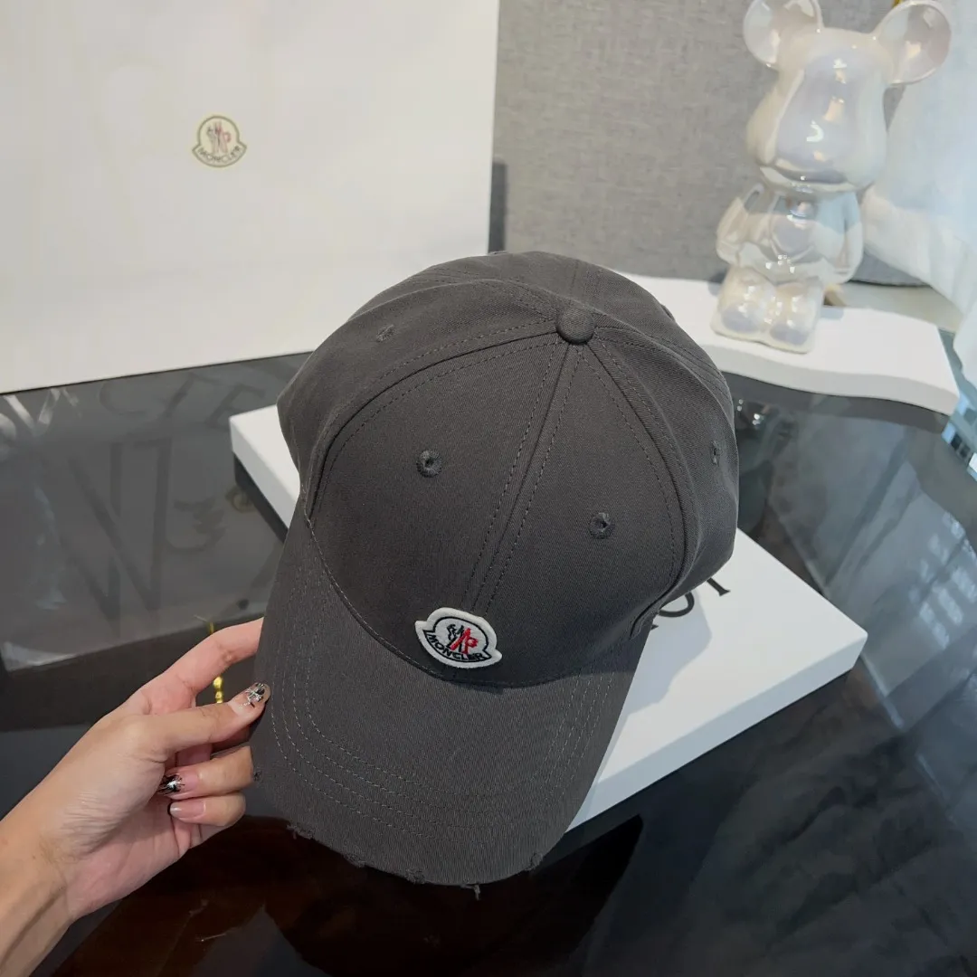 P60 moncler masked* American retro embroidered baseball cap. High version counter model with fine letters~ The hat itself is very stylish. It goes well with crazy calls and stir-fried chicken. It adds a sense of atmosphere!