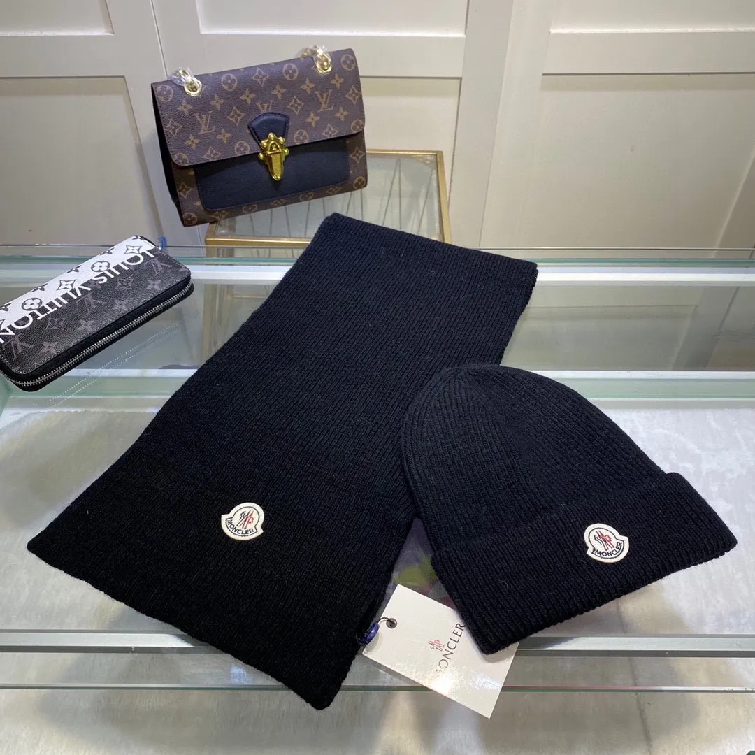 P170 MONCLER classic suit hat! Hat ➕Scarf! Cashmere and Rabbit Velvet Quality! It's warm and super comfortable~A great tool for young ladies to reduce their age in winter~This winter, all you need is a set of hats~It's warm and fashionable! Unisex model! Can be made as a couple model! Complete range of anti-counterfeiting labels and elevators! Many styles, welcome to choose!!