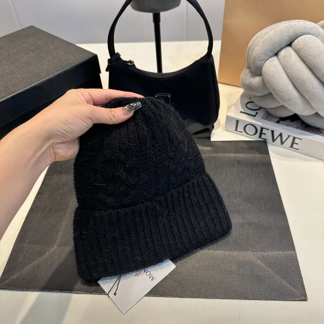 P90 high version Moncler Moncler 💥 Official website classic knitted hat, replica of the original. Very soft and skin-friendly, very elastic 💓 Textured and very versatile style ~ Warm cashmere woolen hat, one size fits all and elastic ~ Unisex, can be worn by any head size. Super quality, highly recommended