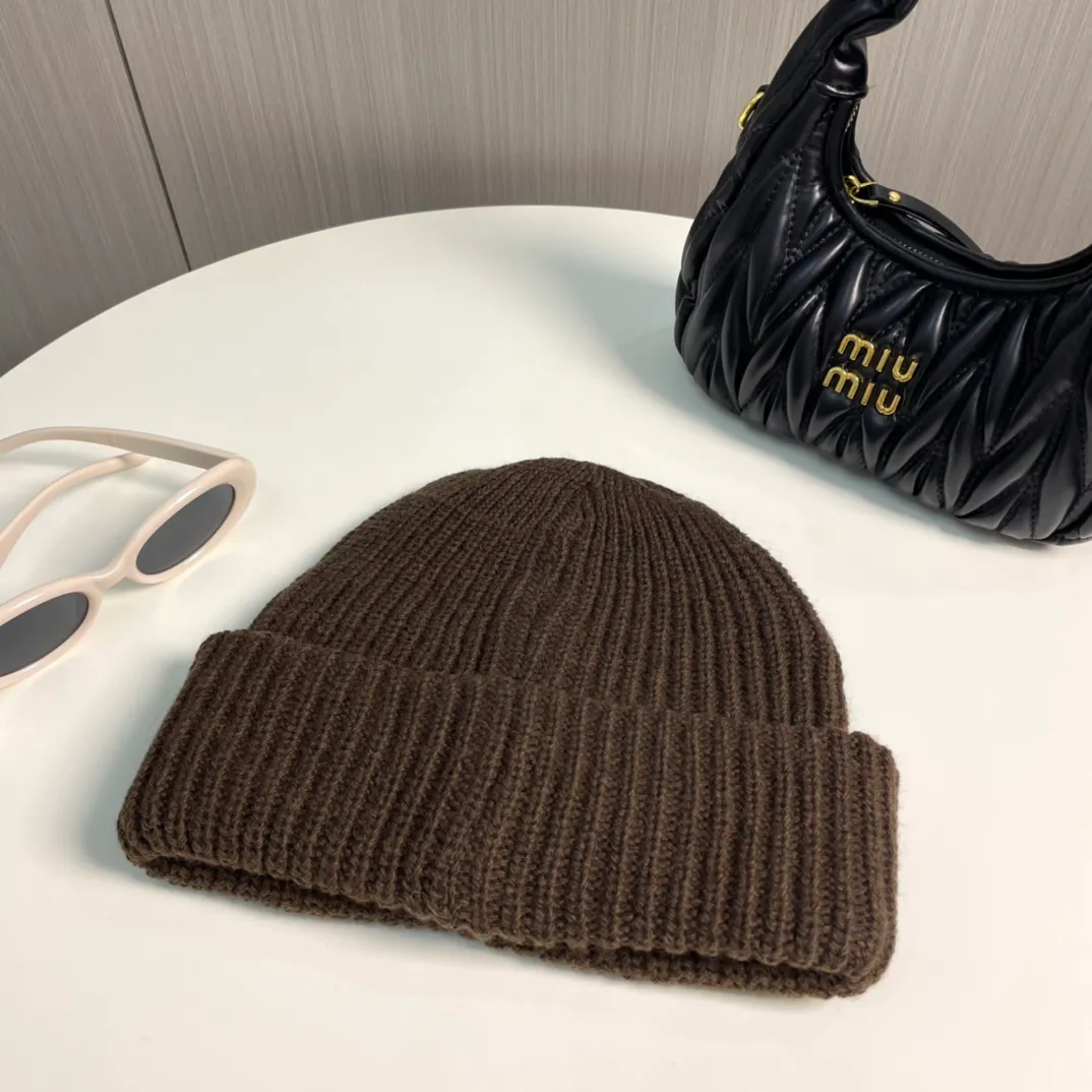 P50 Moncler Moncler 2024 early autumn and winter classic knitted hat, original replica. Very soft and skin-friendly, very elastic 💓 Textured and very versatile style ~ Warm cashmere woolen hat, one size fits all and elastic ~ Unisex, can be worn by any head size. Super quality, highly recommended