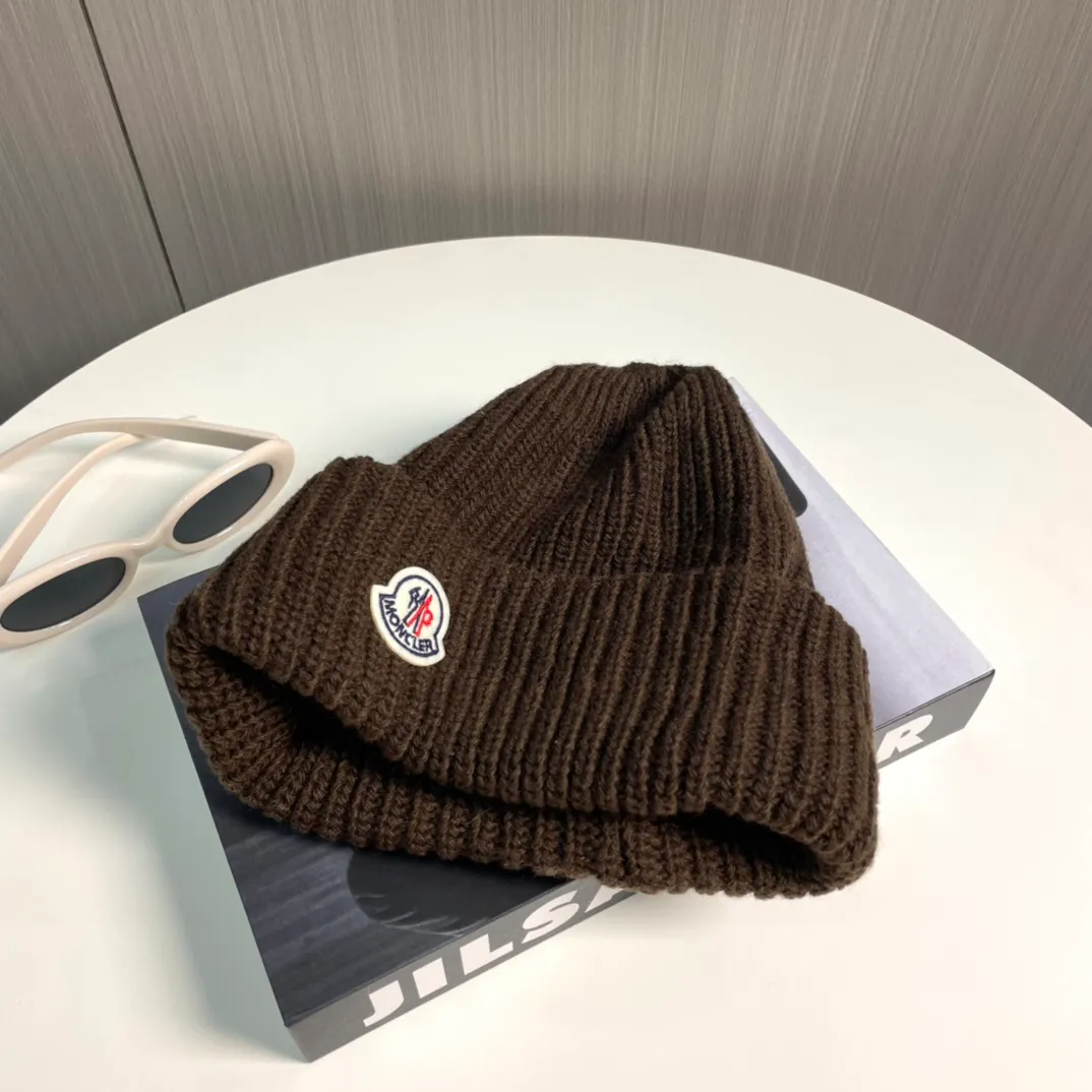 P50 Moncler Moncler 2024 early autumn and winter classic knitted hat, original replica. Very soft and skin-friendly, very elastic 💓 Textured and very versatile style ~ Warm cashmere woolen hat, one size fits all and elastic ~ Unisex, can be worn by any head size. Super quality, highly recommended