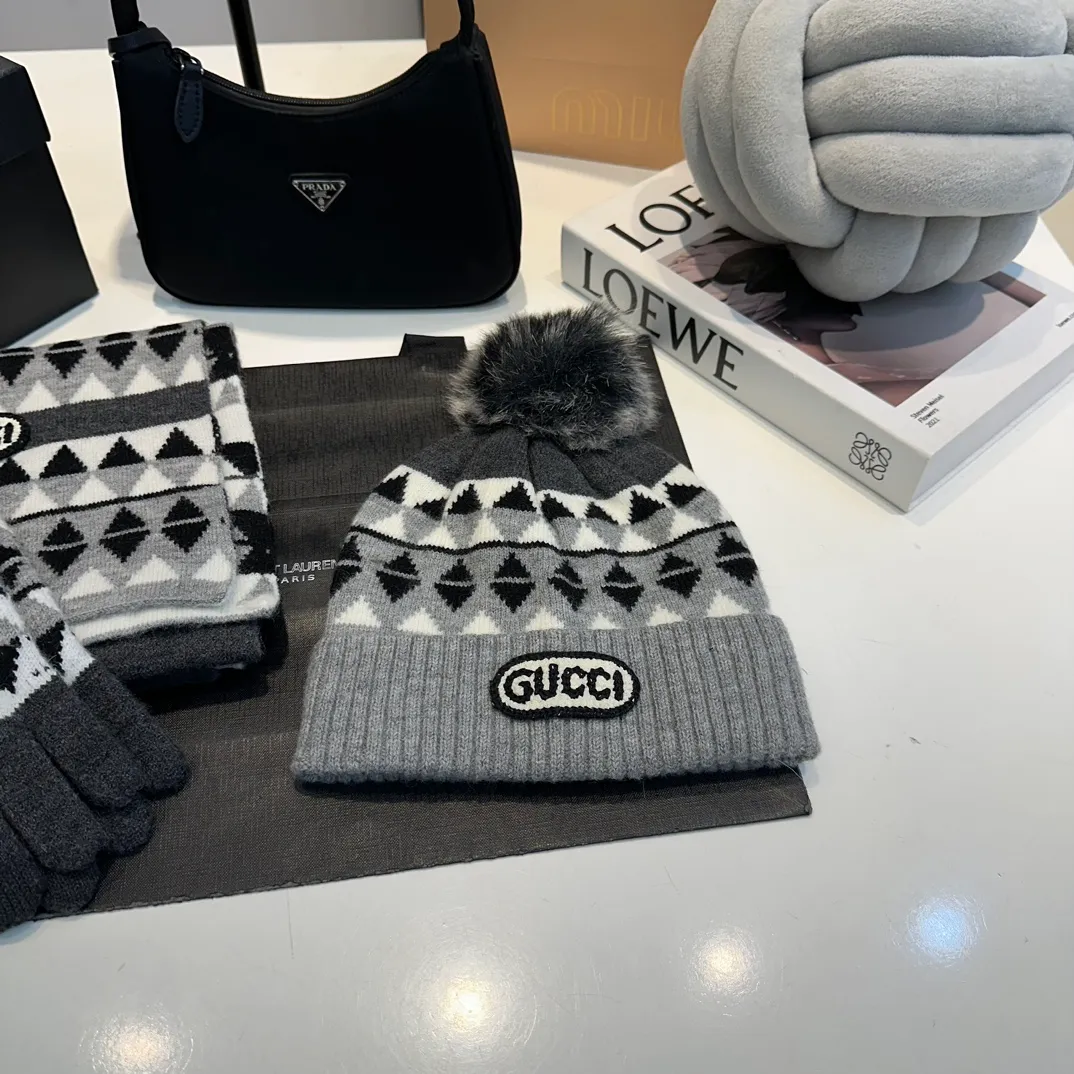P180 Gucci Gucci scarf, gloves, hat three-piece set, casual and versatile, rabbit wool + cashmere knitted scarf and hat set, warm and fashionable, comfortable and soft texture, versatile style, unisex 💑couple style 😱[wit] winter warm series