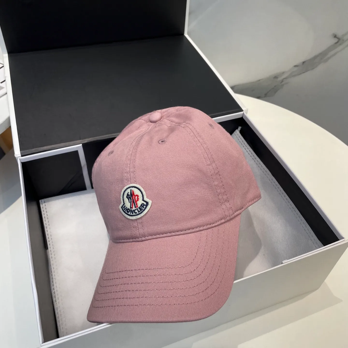 P50 MONCLER new baseball cap, a fashionable street item with a very good style, a favorite among Internet celebrities and fashion bloggers! High quality, comfortable and breathable, concave shape looks good