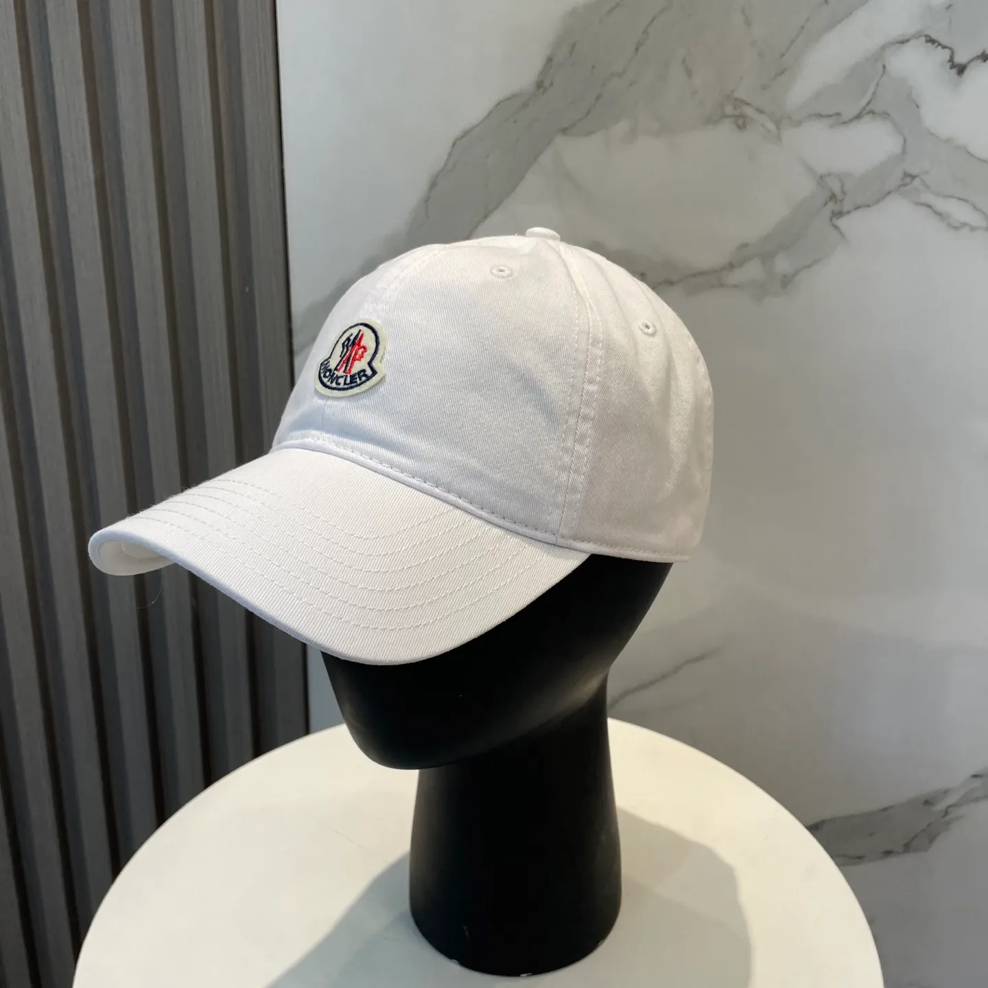 P50 MONCLER new baseball cap, a fashionable street item with a very good style, a favorite among Internet celebrities and fashion bloggers! High quality, comfortable and breathable, concave shape looks good
