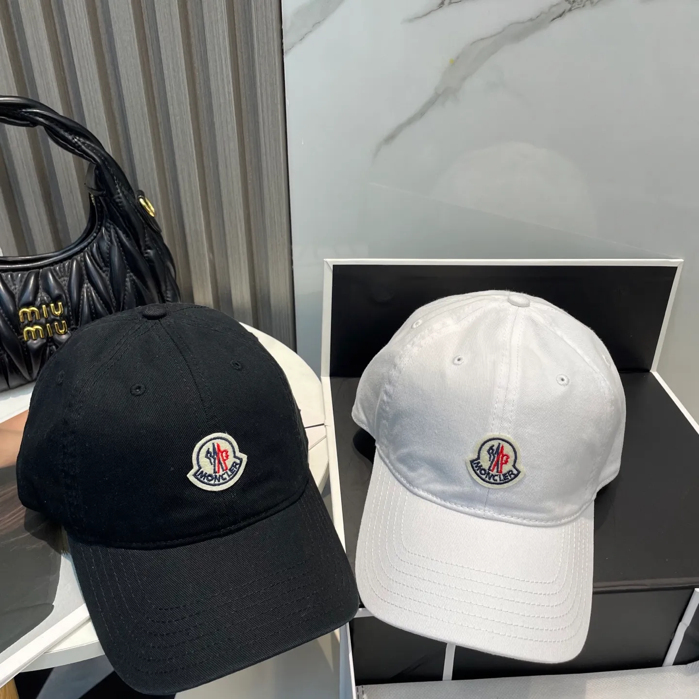 P50 MONCLER new baseball cap, a fashionable street item with a very good style, a favorite among Internet celebrities and fashion bloggers! High quality, comfortable and breathable, concave shape looks good