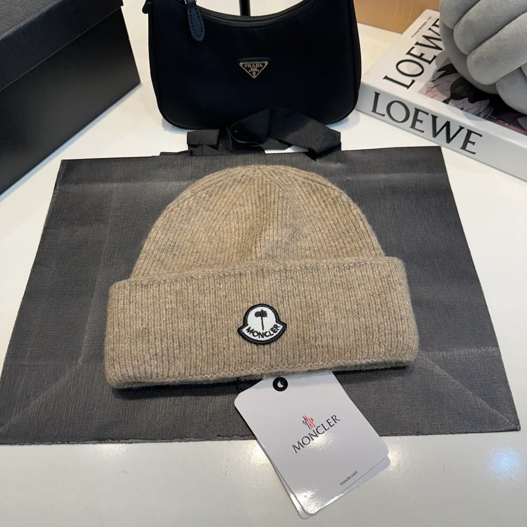 P70 MONCLER muffled knitted beanie, good quality, high-end and elegant, super popular 💖The texture is great, it’s great to match when out on the street! Fashion trends! A must-have item for winter, the same style for men and women, get it now!