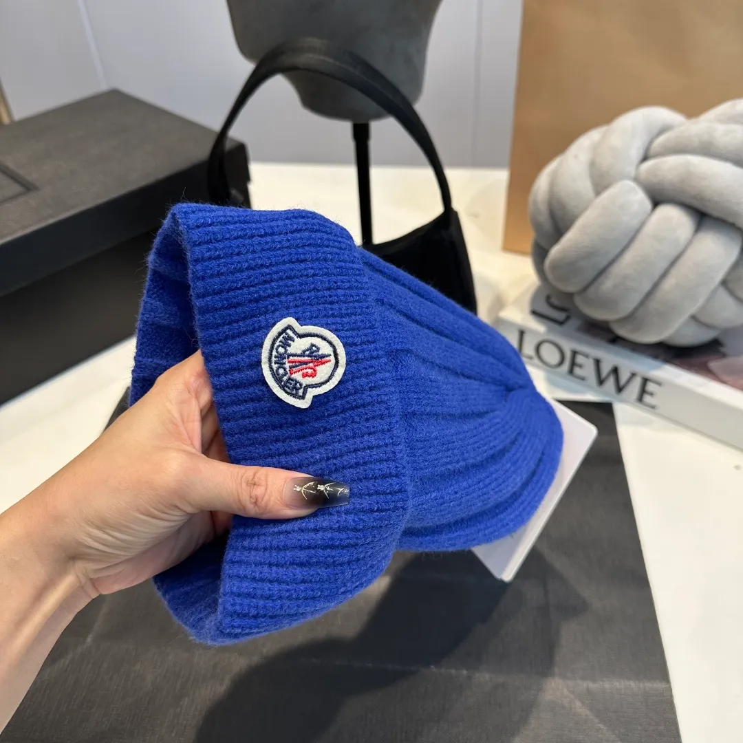 P50 Moncler 2025 early autumn and winter classic knitted hat, original replica. Very soft and skin-friendly, very elastic 💓 Textured and very versatile style ~ Warm cashmere woolen hat, one size fits all and elastic ~ Unisex, can be worn by any head circumference. Super good quality, highly recommended
