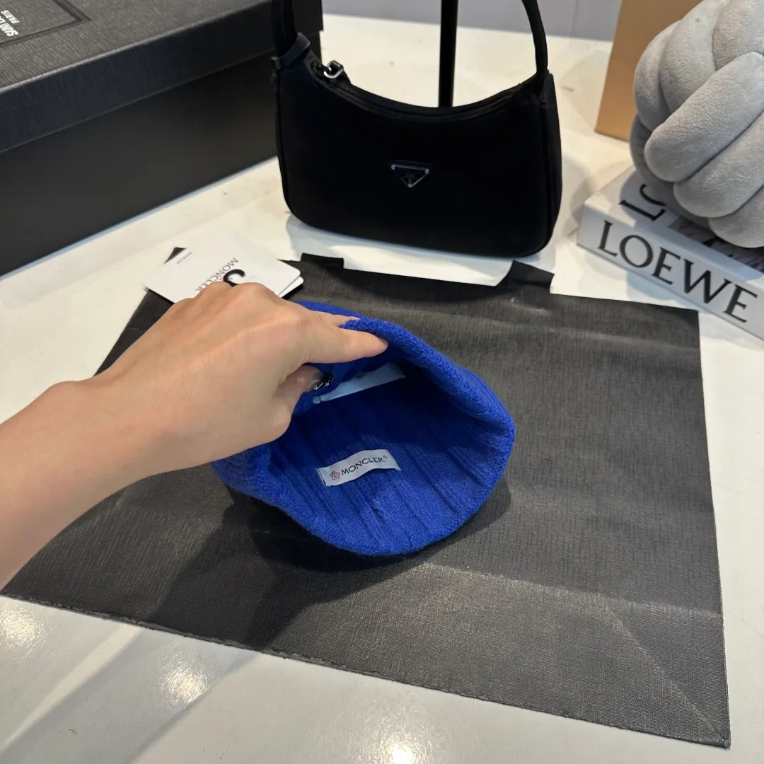 P50 Moncler 2025 early autumn and winter classic knitted hat, original replica. Very soft and skin-friendly, very elastic 💓 Textured and very versatile style ~ Warm cashmere woolen hat, one size fits all and elastic ~ Unisex, can be worn by any head circumference. Super good quality, highly recommended