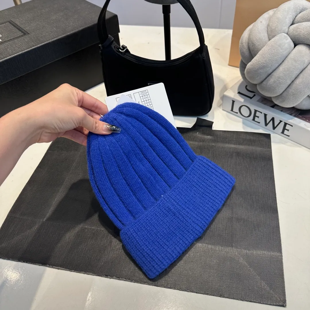 P50 Moncler 2025 early autumn and winter classic knitted hat, original replica. Very soft and skin-friendly, very elastic 💓 Textured and very versatile style ~ Warm cashmere woolen hat, one size fits all and elastic ~ Unisex, can be worn by any head circumference. Super good quality, highly recommended
