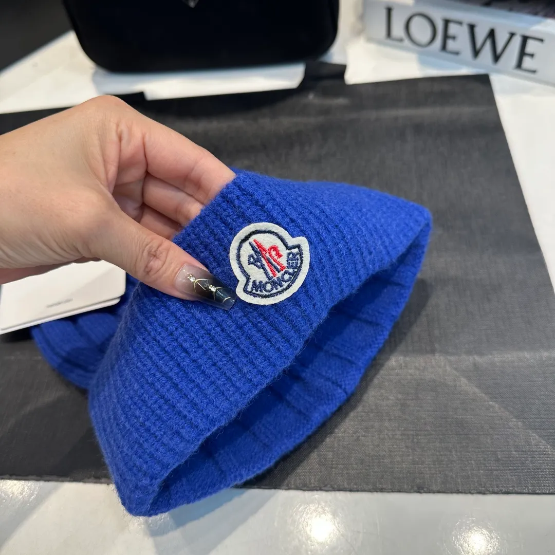 P50 Moncler 2025 early autumn and winter classic knitted hat, original replica. Very soft and skin-friendly, very elastic 💓 Textured and very versatile style ~ Warm cashmere woolen hat, one size fits all and elastic ~ Unisex, can be worn by any head circumference. Super good quality, highly recommended