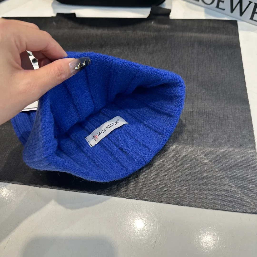 P50 Moncler 2025 early autumn and winter classic knitted hat, original replica. Very soft and skin-friendly, very elastic 💓 Textured and very versatile style ~ Warm cashmere woolen hat, one size fits all and elastic ~ Unisex, can be worn by any head circumference. Super good quality, highly recommended