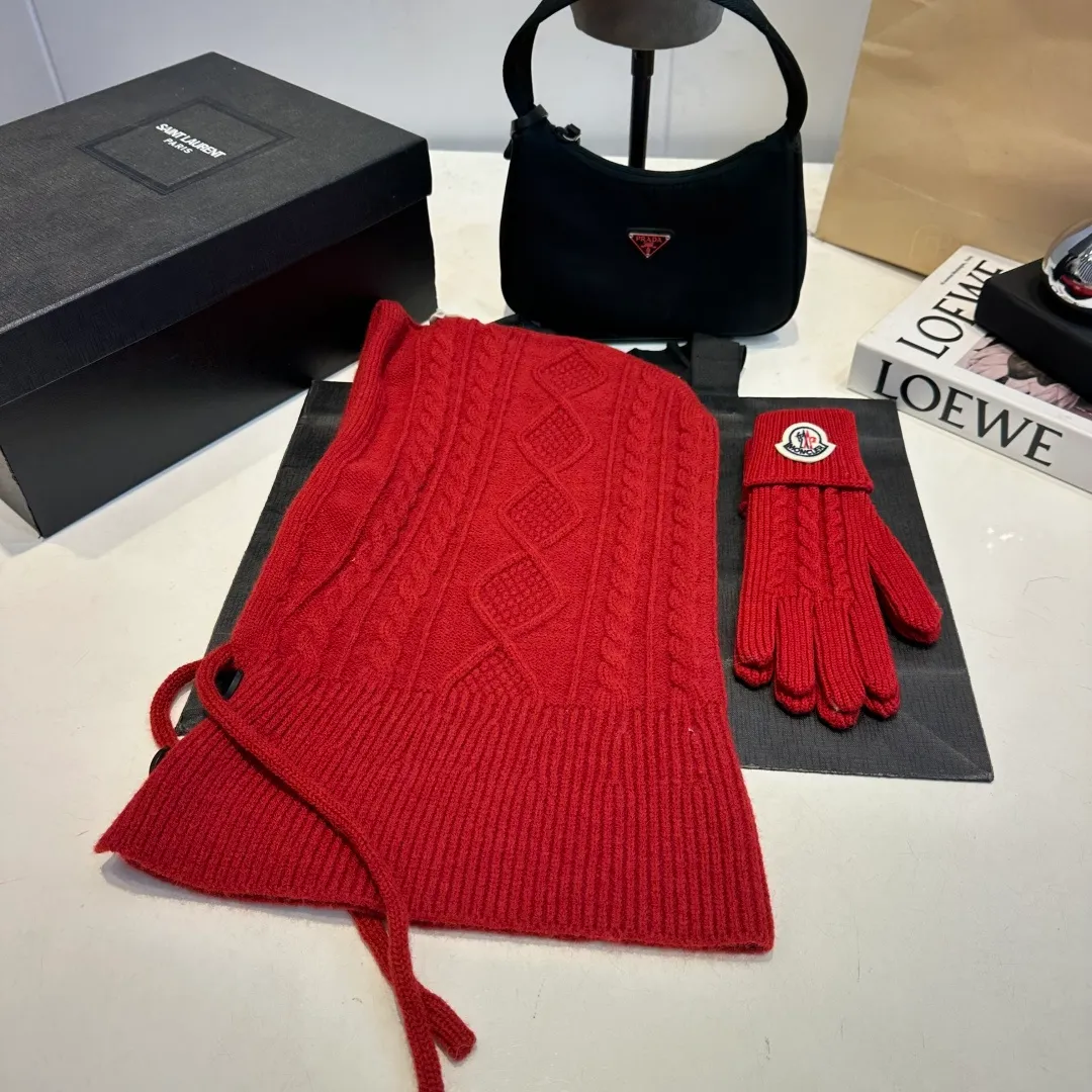 p140 Moncler Mouth Cover Set Hat + Gloves Autumn and Winter Knitted Beanie Hat This must be my favorite of minimalism. It is clean, neat, fashionable and versatile, and will definitely not be picky about your face shape! A fashionable classic that lasts forever!