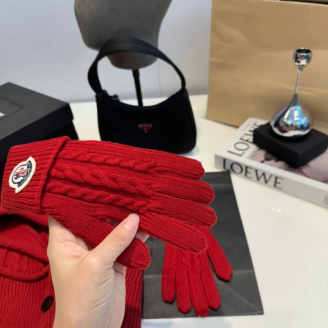 p140 Moncler Mouth Cover Set Hat + Gloves Autumn and Winter Knitted Beanie Hat This must be my favorite of minimalism. It is clean, neat, fashionable and versatile, and will definitely not be picky about your face shape! A fashionable classic that lasts forever!