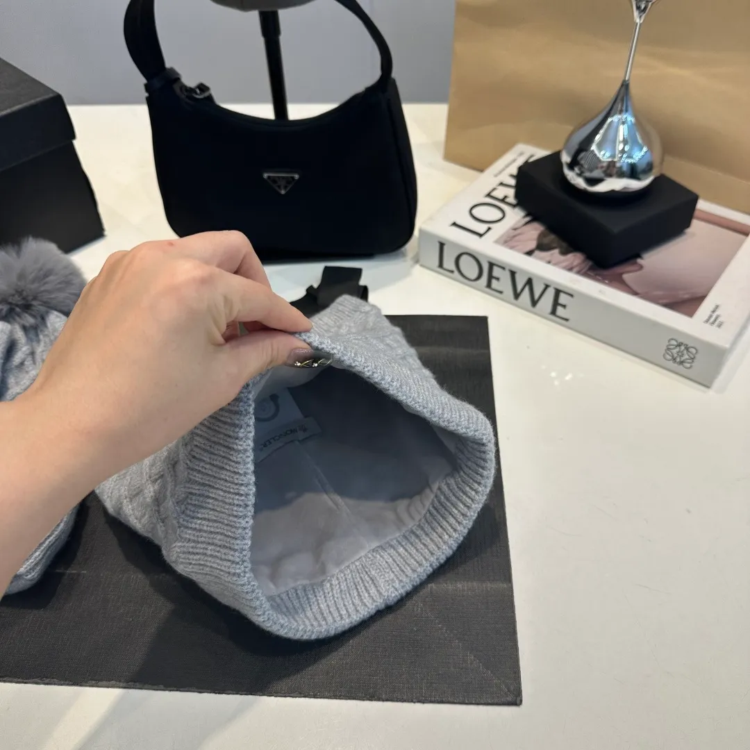 P160 Moncler muzzle suit 2025 autumn and winter style cuffed wool knitted beanie + scarf + gloves High quality customization! This must be my favorite of minimalism. It is clean, neat, fashionable and versatile, and will definitely not be picky about your face shape! A fashionable classic that lasts forever!