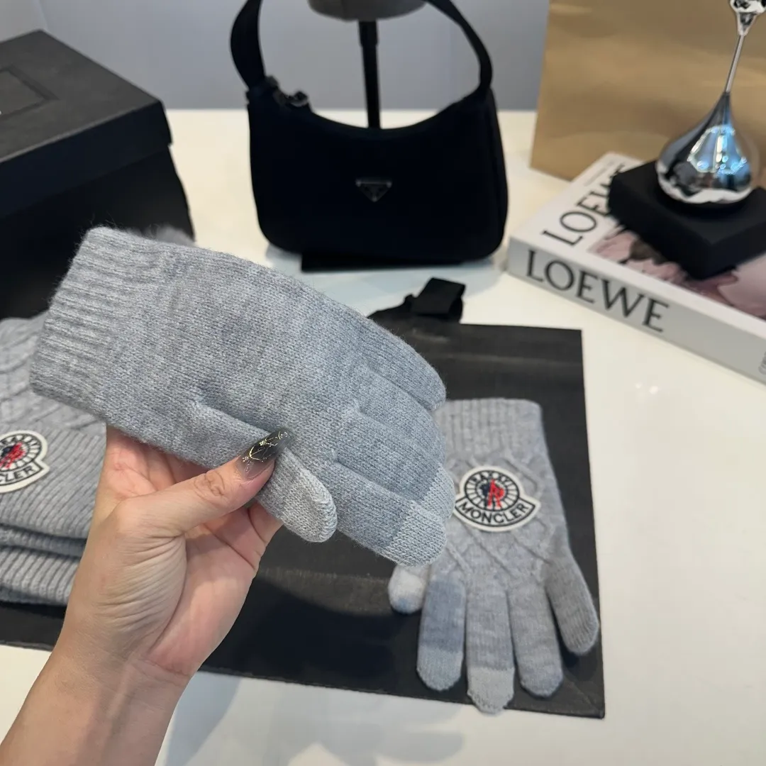 P160 Moncler muzzle suit 2025 autumn and winter style cuffed wool knitted beanie + scarf + gloves High quality customization! This must be my favorite of minimalism. It is clean, neat, fashionable and versatile, and will definitely not be picky about your face shape! A fashionable classic that lasts forever!