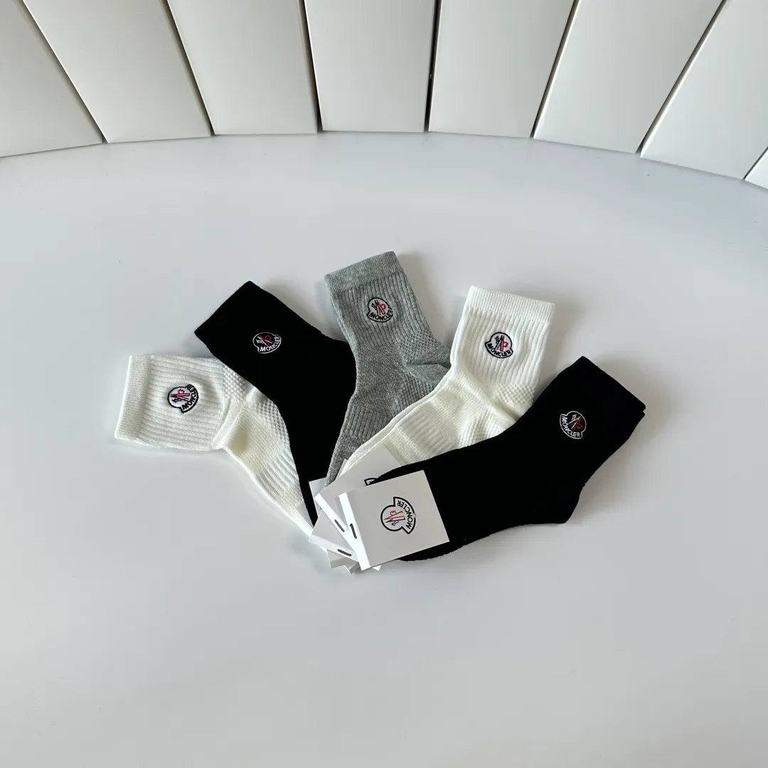 Special P90💛 Comes with counter packaging MONCLER’s latest mid-length embroidered socks! Five pairs in a box, synchronized tube socks at the counter, 💛 big brands are out, a must-have for fashionistas 🔥 super easy to match