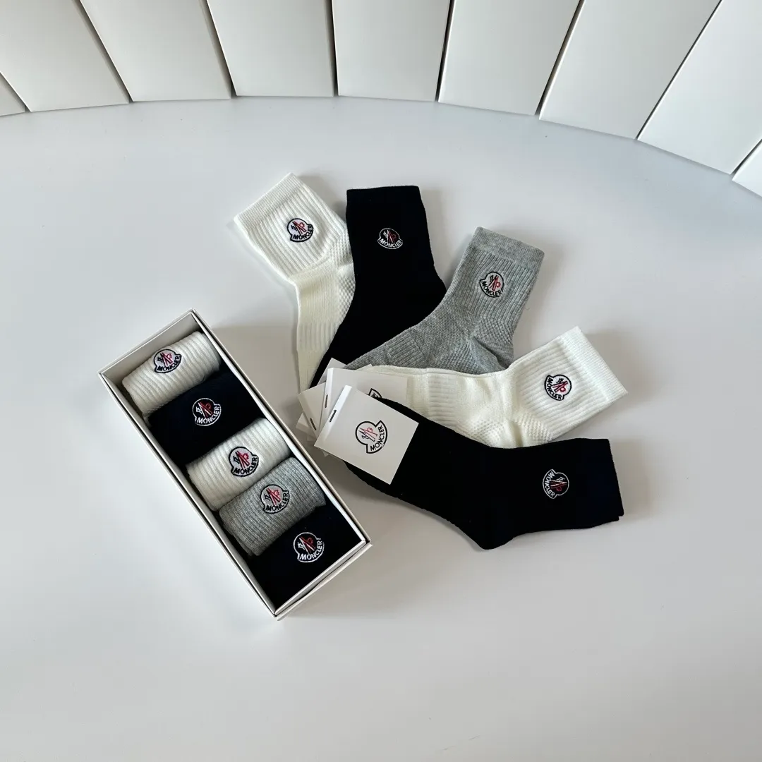 Special P90💛 Comes with counter packaging MONCLER’s latest mid-length embroidered socks! Five pairs in a box, synchronized tube socks at the counter, 💛 big brands are out, a must-have for fashionistas 🔥 super easy to match