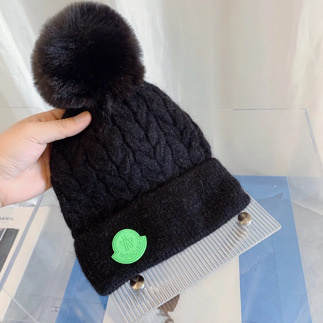 P70, the latest knitted hat from Moncler's official website, a replica of the original one from the official website. Very soft and skin-friendly, very elastic. It has texture and is very versatile. It is a cashmere woolen hat with velvet inside to keep warm. One size fits all and elastic. It is unisex and can be worn by any head size. Really recommended.