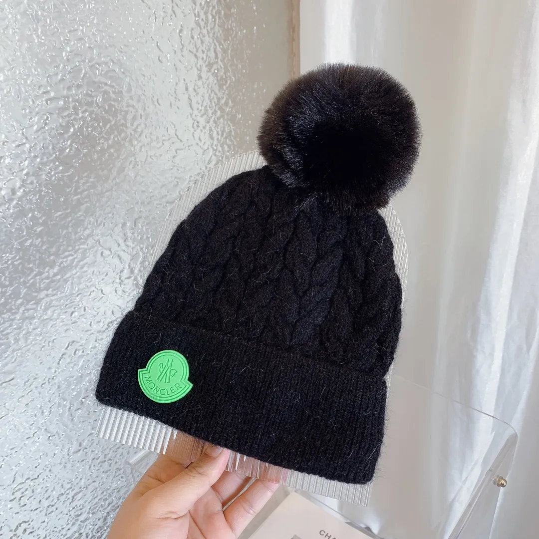 P70, the latest knitted hat from Moncler's official website, a replica of the original one from the official website. Very soft and skin-friendly, very elastic. It has texture and is very versatile. It is a cashmere woolen hat with velvet inside to keep warm. One size fits all and elastic. It is unisex and can be worn by any head size. Really recommended.