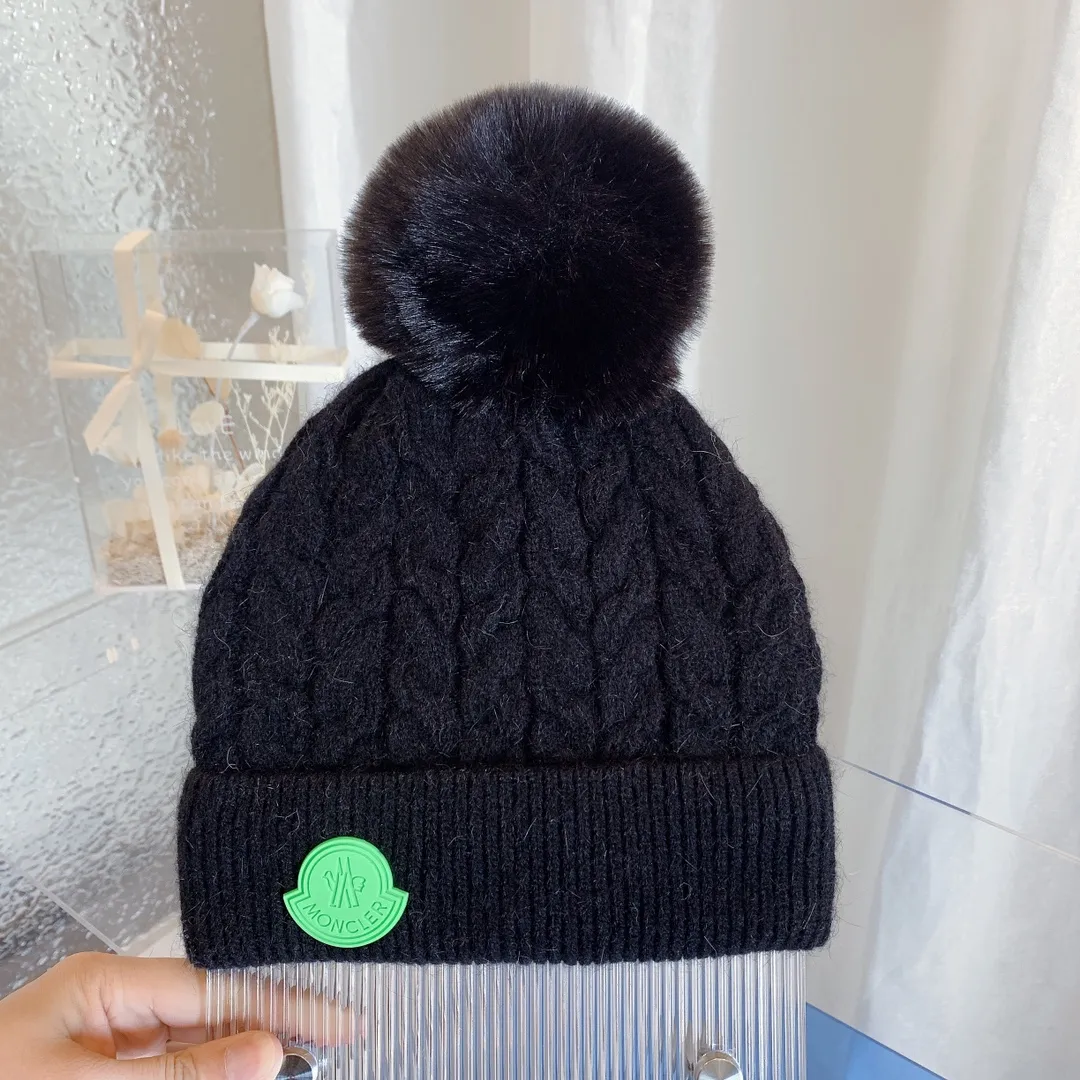 P70, the latest knitted hat from Moncler's official website, a replica of the original one from the official website. Very soft and skin-friendly, very elastic. It has texture and is very versatile. It is a cashmere woolen hat with velvet inside to keep warm. One size fits all and elastic. It is unisex and can be worn by any head size. Really recommended.