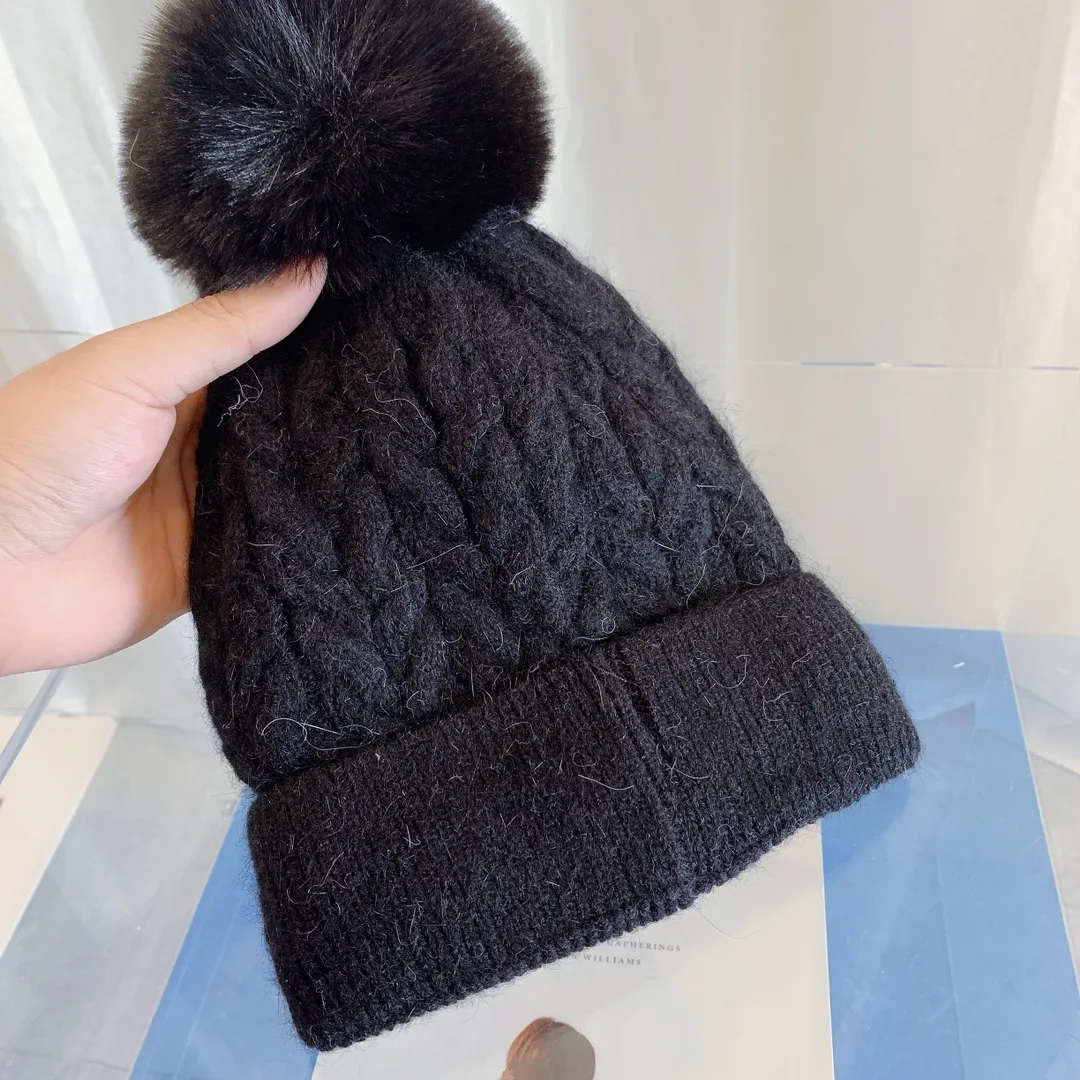 P70, the latest knitted hat from Moncler's official website, a replica of the original one from the official website. Very soft and skin-friendly, very elastic. It has texture and is very versatile. It is a cashmere woolen hat with velvet inside to keep warm. One size fits all and elastic. It is unisex and can be worn by any head size. Really recommended.