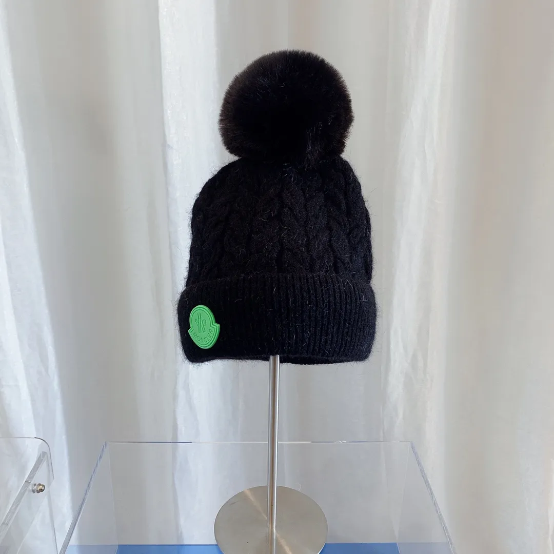 P70, the latest knitted hat from Moncler's official website, a replica of the original one from the official website. Very soft and skin-friendly, very elastic. It has texture and is very versatile. It is a cashmere woolen hat with velvet inside to keep warm. One size fits all and elastic. It is unisex and can be worn by any head size. Really recommended.