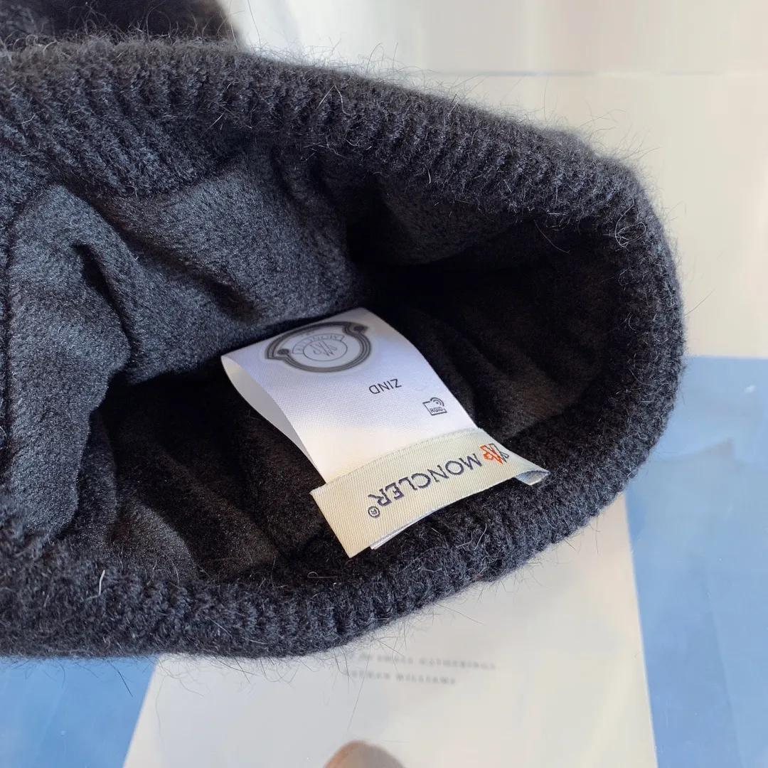 P70, the latest knitted hat from Moncler's official website, a replica of the original one from the official website. Very soft and skin-friendly, very elastic. It has texture and is very versatile. It is a cashmere woolen hat with velvet inside to keep warm. One size fits all and elastic. It is unisex and can be worn by any head size. Really recommended.