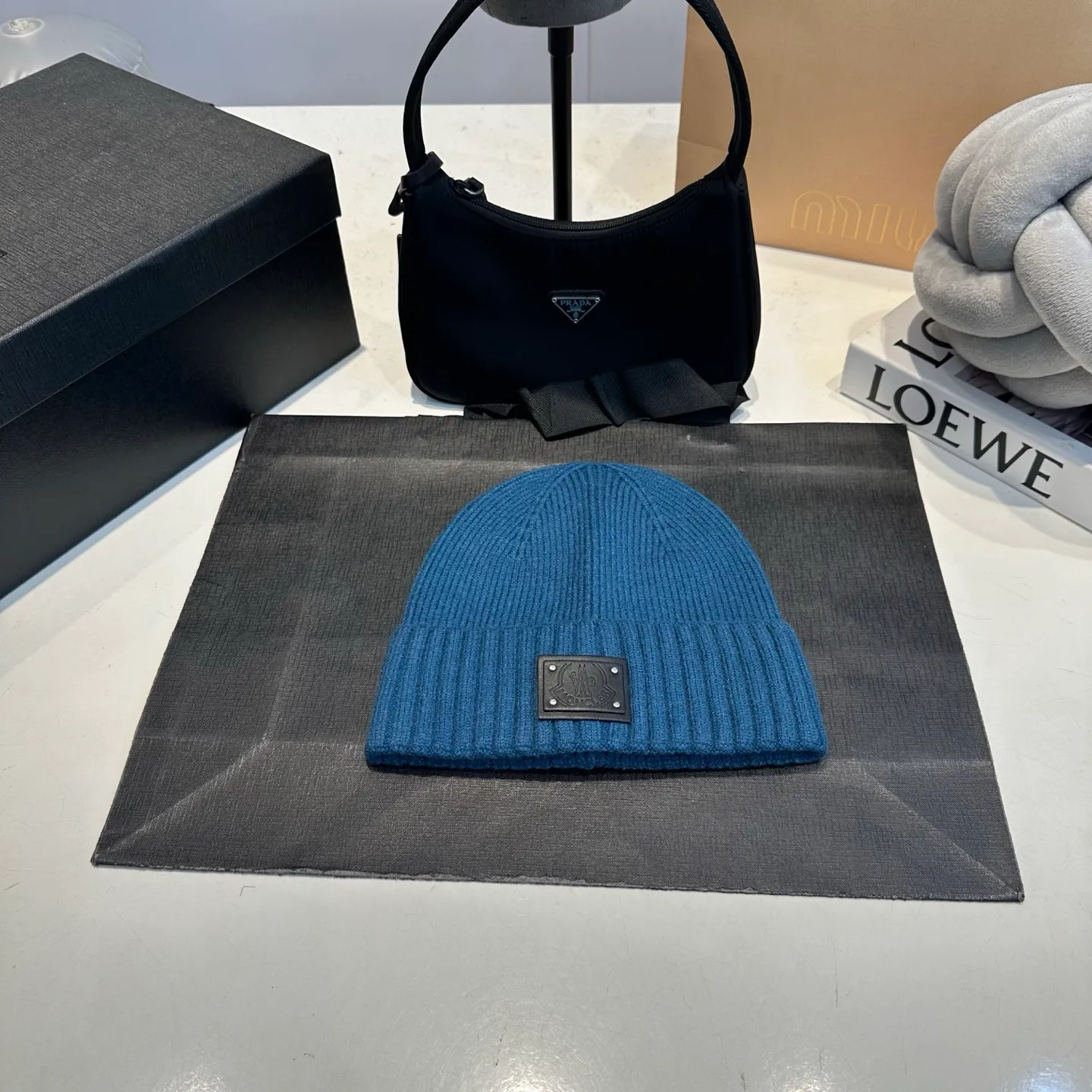 P50 Moncler warm woolen hat, sweet and cool style! Reduce your age and make your face look smaller. I’d like to share it with everyone. Every color matches well and the breasts are milky.